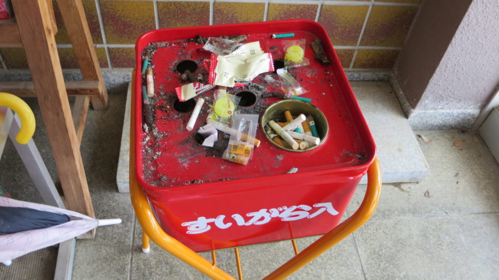 いろいろ撮影できちゃう学校スタジオ・煙草・たばこ・喫煙所・撮影業界タバコ事情・