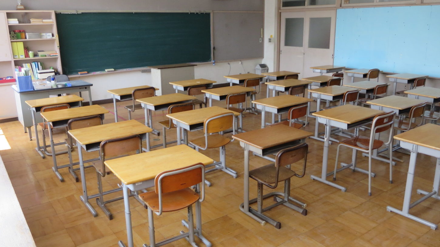 いろいろ撮影できちゃう学校スタジオ・教室・先生の机・飾り込み・