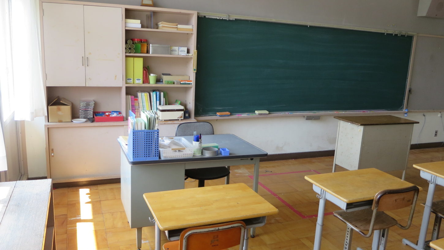 いろいろ撮影できちゃう学校スタジオ・教室・先生の机・飾り込み・