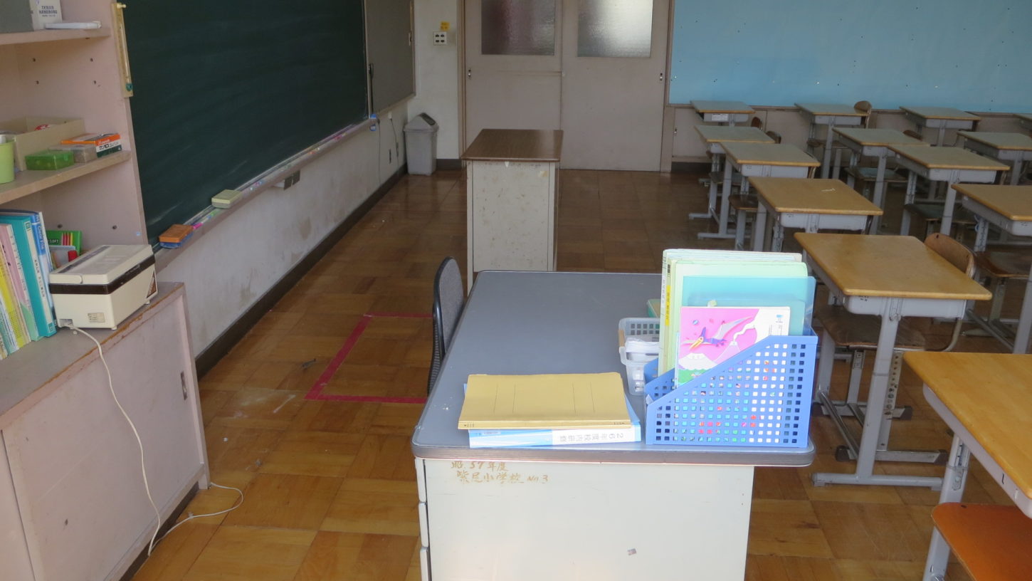 いろいろ撮影できちゃう学校スタジオ・教室・先生の机・飾り込み・