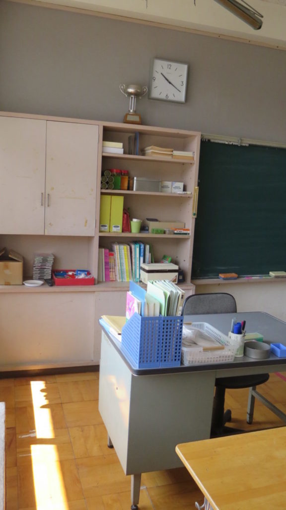 いろいろ撮影できちゃう学校スタジオ・教室・先生の机・飾り込み・