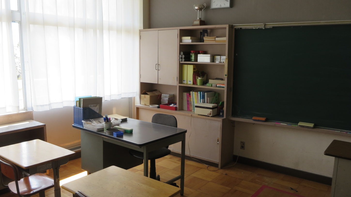 いろいろ撮影できちゃう学校スタジオ・教室・先生の机・飾り込み・