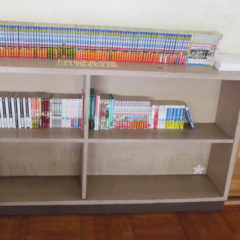 いろいろ撮影できちゃう学校スタジオの図書室に漫画本置いてみた