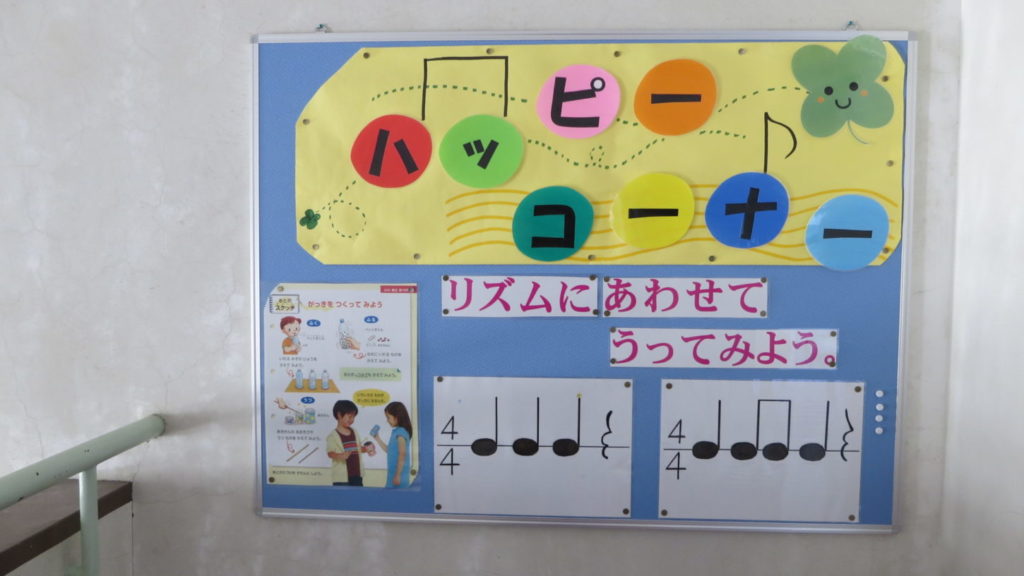 いろいろ撮影できちゃう学校スタジオの階段・廊下などの張り紙