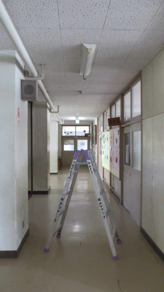 いろいろ撮影できちゃう学校スタジオ・蛍光灯交換・チェク