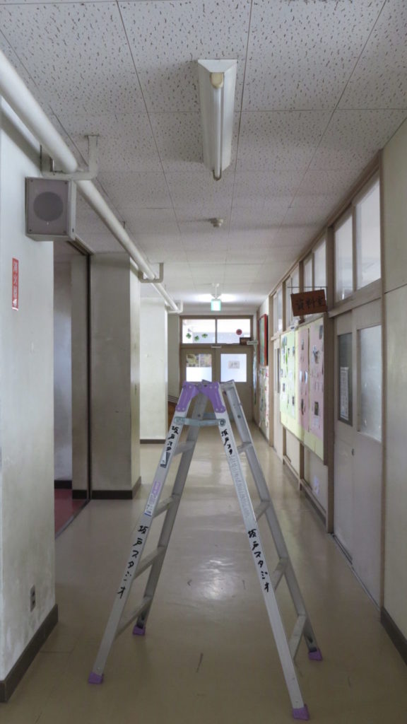 いろいろ撮影できちゃう学校スタジオ・蛍光灯交換・チェク