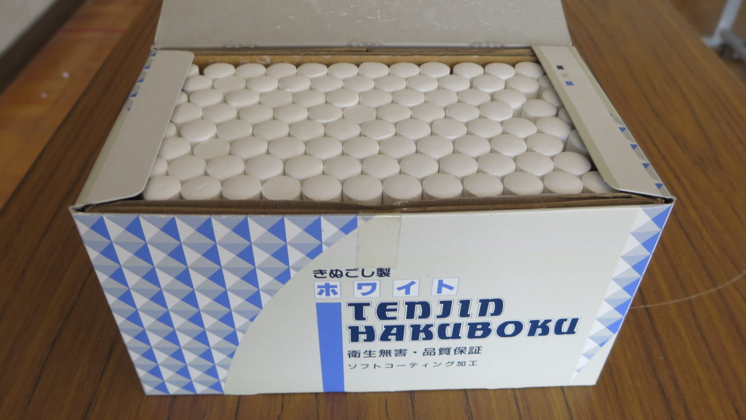 いろいろ撮影できちゃう学校スタジオ・チョーク・黒板