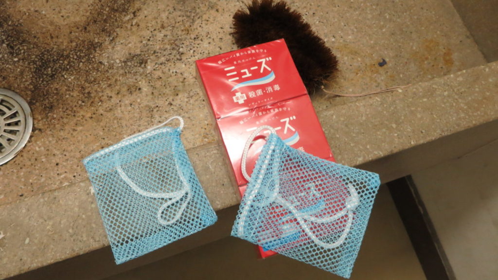 いろいろ撮影できちゃう学校スタジオ・手洗い場・水飲み場・固形石鹼・つるした・消毒・ミューズ石鹸・美術小道具兼任・