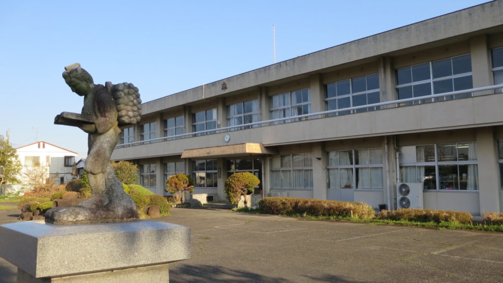 いろいろ撮影できちゃう学校スタジオ・二宮金次郎・正面玄関・学校庭