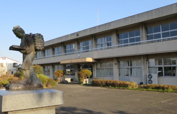 いろいろ撮影できちゃう学校スタジオ・二宮金次郎・正面玄関・学校庭