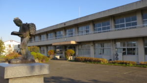いろいろ撮影できちゃう学校スタジオ・二宮金次郎・正面玄関・学校庭