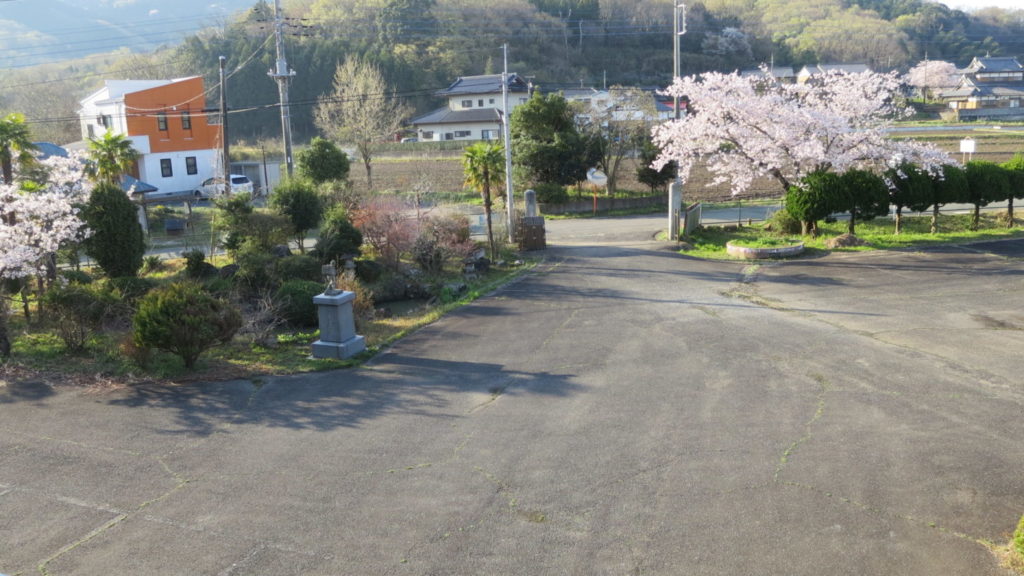 いろいろ撮影できちゃう学校スタジオ・校門・学校側から