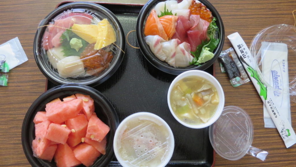 いろいろ撮影できちゃう学校スタジオ・近所の魚徳・海鮮丼弁当・激うま