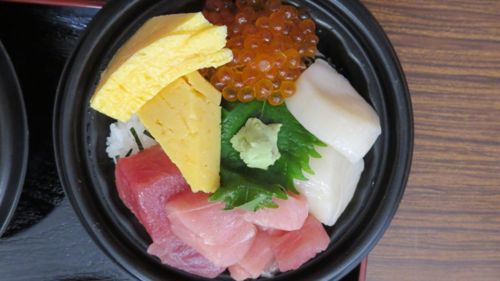いろいろ撮影できちゃう学校スタジオ・近所の魚徳・海鮮丼弁当・激うま