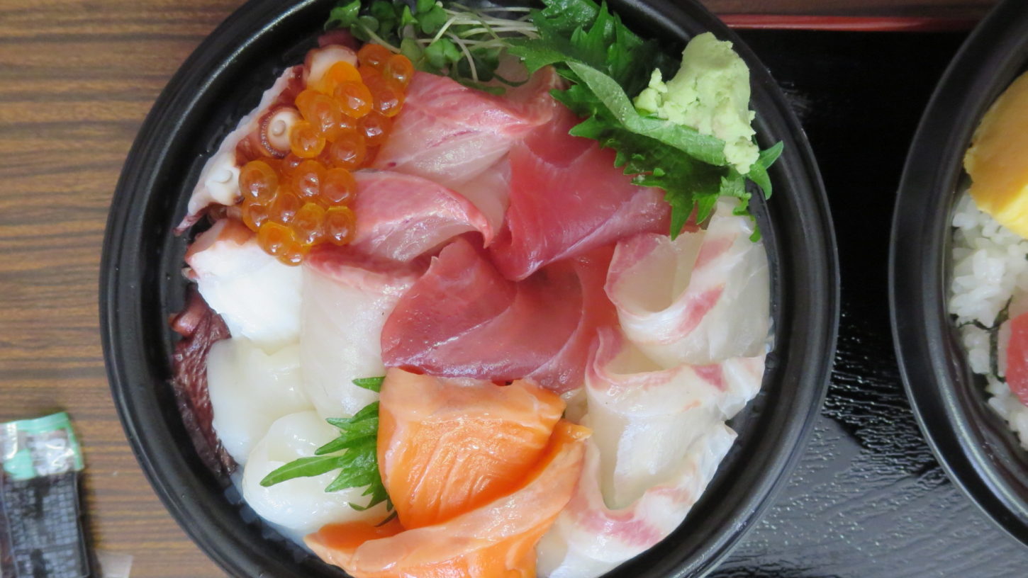 いろいろ撮影できちゃう学校スタジオ・近所の魚徳・海鮮丼弁当・激うま