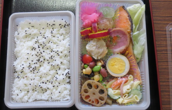 いろいろ撮影できちゃう学校スタジオ・近所・お弁当・お任せ弁当・魚・肉・各・魚徳・700円