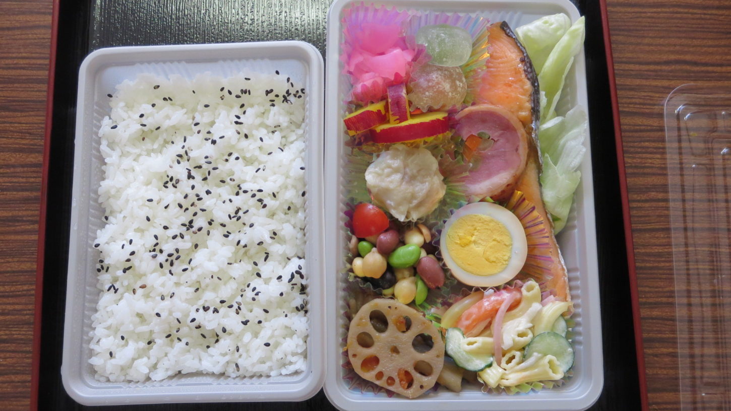 いろいろ撮影できちゃう学校スタジオ・近所・お弁当・お任せ弁当・魚・肉・各・魚徳・700円