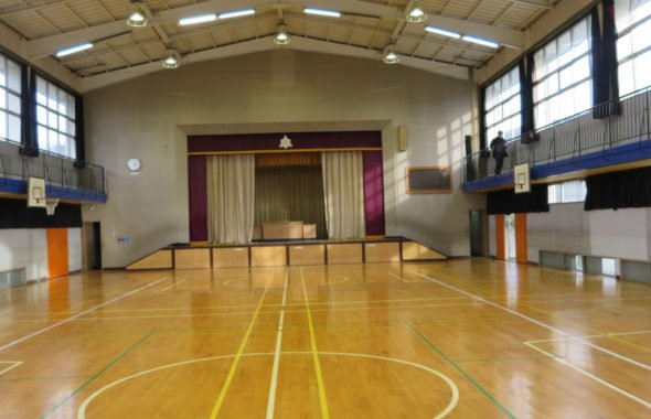 いろいろ撮影できちゃう学校スタジオの体育館