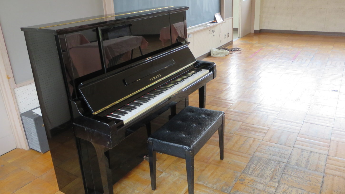 いろいろ撮影できちゃう学校スタジオの音楽室・ピアノ