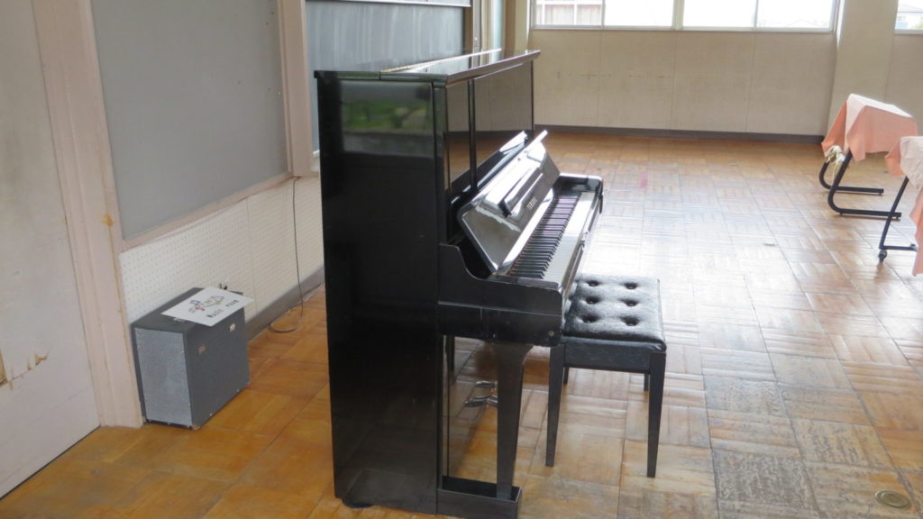 いろいろ撮影できちゃう学校スタジオの音楽室・ピアノ