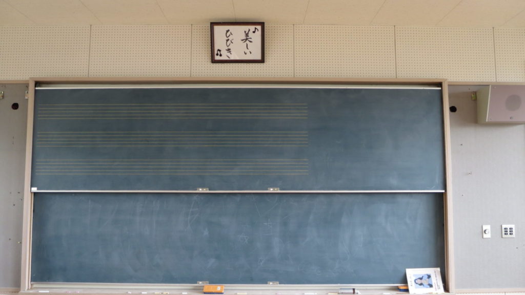 いろいろ撮影できちゃう学校スタジオの音楽室・黒板