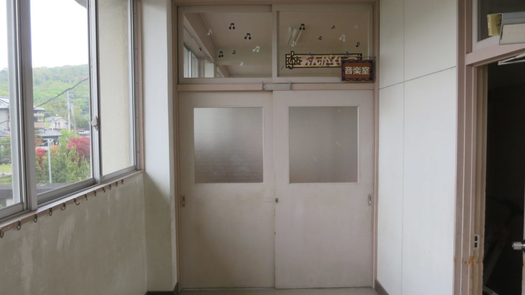 いろいろ撮影できちゃう学校スタジオの音楽室・入り口