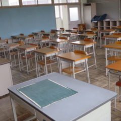 いろいろ撮影できちゃう学校スタジオ・教室・高校生用の机と椅子