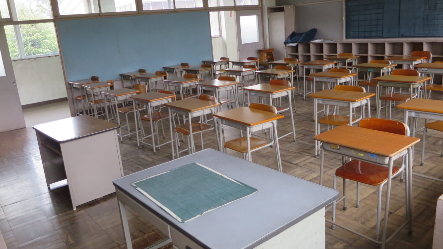 いろいろ撮影できちゃう学校スタジオ・教室・高校生用の机と椅子