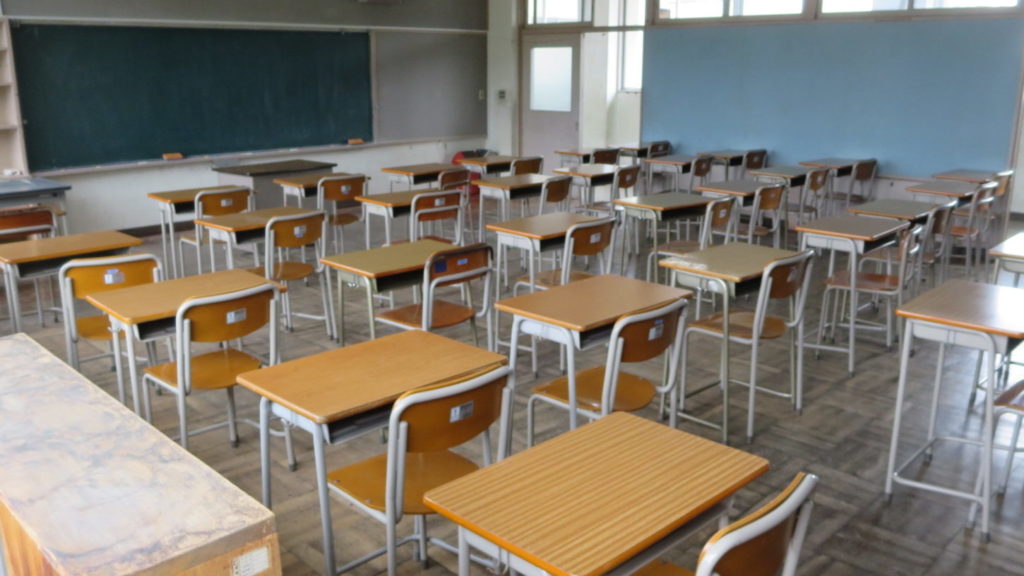 いろいろ撮影できちゃう学校スタジオ・教室・高校生用の机と椅子