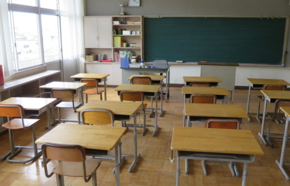 いろいろ撮影できちゃう学校スタジオ・教室・高校生用の机と椅子