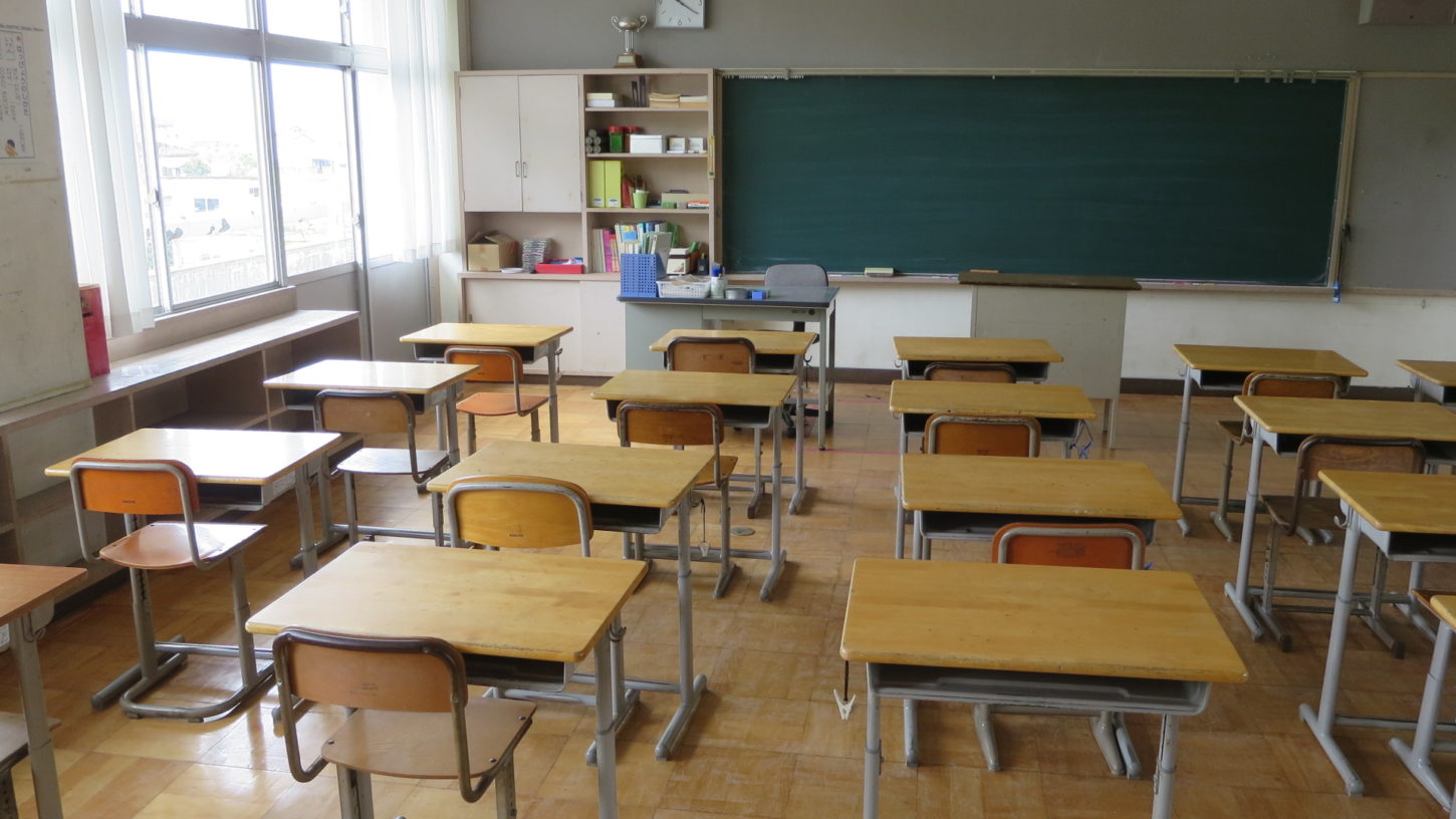 いろいろ撮影できちゃう学校スタジオ・教室・高校生用の机と椅子