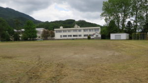 いろいろ撮影できちゃう学校スタジオの校庭