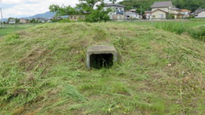 いろいろ撮影できちゃう学校スタジオ・校庭の隅・秘密基地