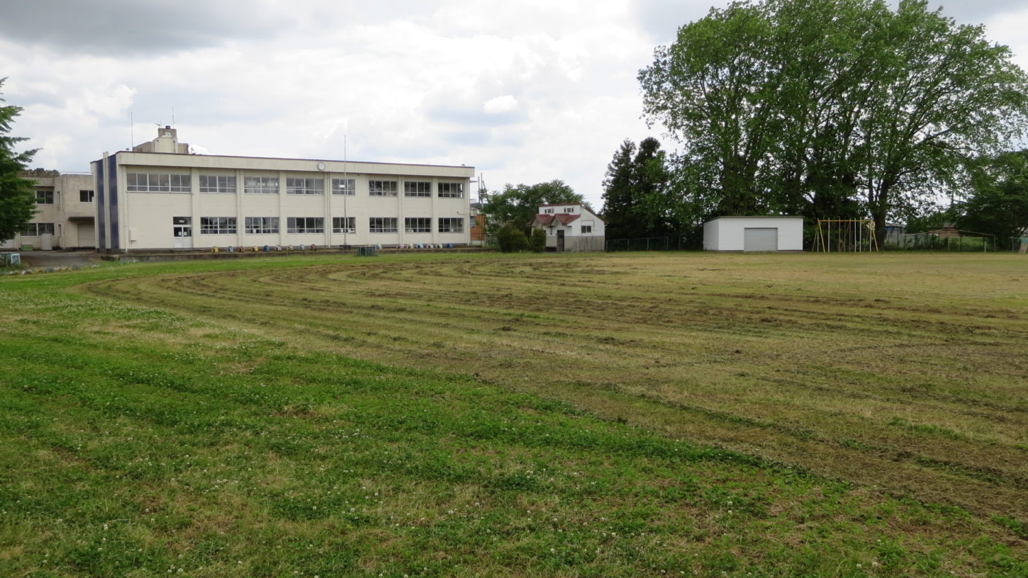 いろいろ撮影できちゃう学校スタジオの校庭
