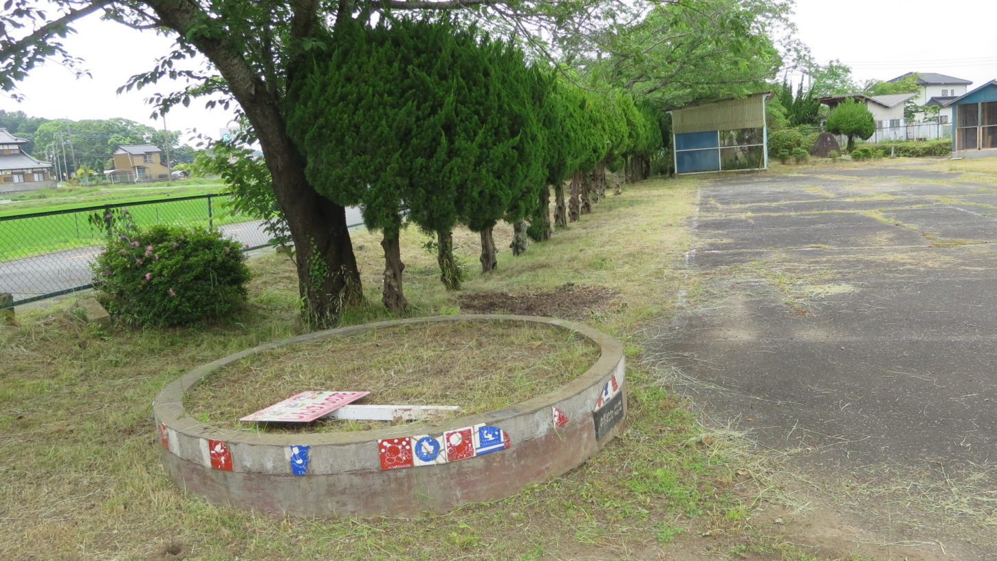 いろいろ撮影できちゃう学校スタジオの草刈り直後・雑草駆除・