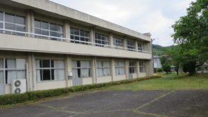 いろいろ撮影できちゃう学校スタジオの草刈り直後・雑草駆除・