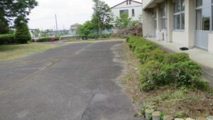 いろいろ撮影できちゃう学校スタジオの草刈り直後・雑草駆除・