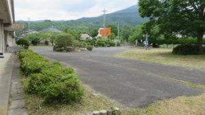 いろいろ撮影できちゃう学校スタジオの草刈り直後・雑草駆除・