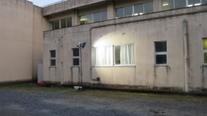 いろいろ撮影できちゃう学校スタジオ・放送室・外から照明