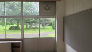 いろいろ撮影できちゃう学校スタジオ・防犯強化・侵入者・防犯カメラ・室内に仕掛け・窓ロック