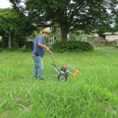 いろいろ撮影できる学校スタジオ・草刈り機・草刈り整備・撮影環境・庭の維持管理