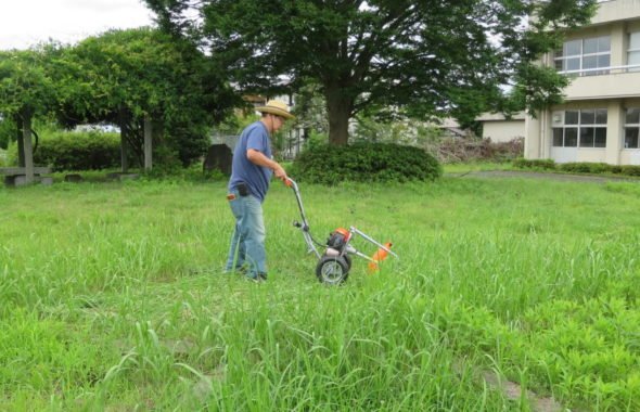 いろいろ撮影できる学校スタジオ・草刈り機・草刈り整備・撮影環境・庭の維持管理
