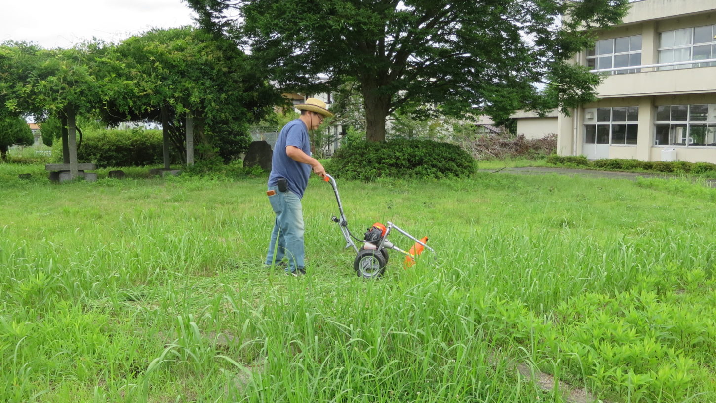 いろいろ撮影できる学校スタジオ・草刈り機・草刈り整備・撮影環境・庭の維持管理