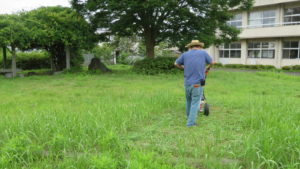 いろいろ撮影できる学校スタジオ・草刈り機・草刈り整備・撮影環境・庭の維持管理