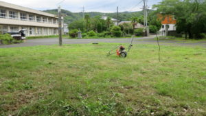 いろいろ撮影できる学校スタジオ・草刈り機・草刈り整備・撮影環境・庭の維持管理