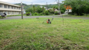 いろいろ撮影できる学校スタジオ・草刈り機・草刈り整備・撮影環境・庭の維持管理