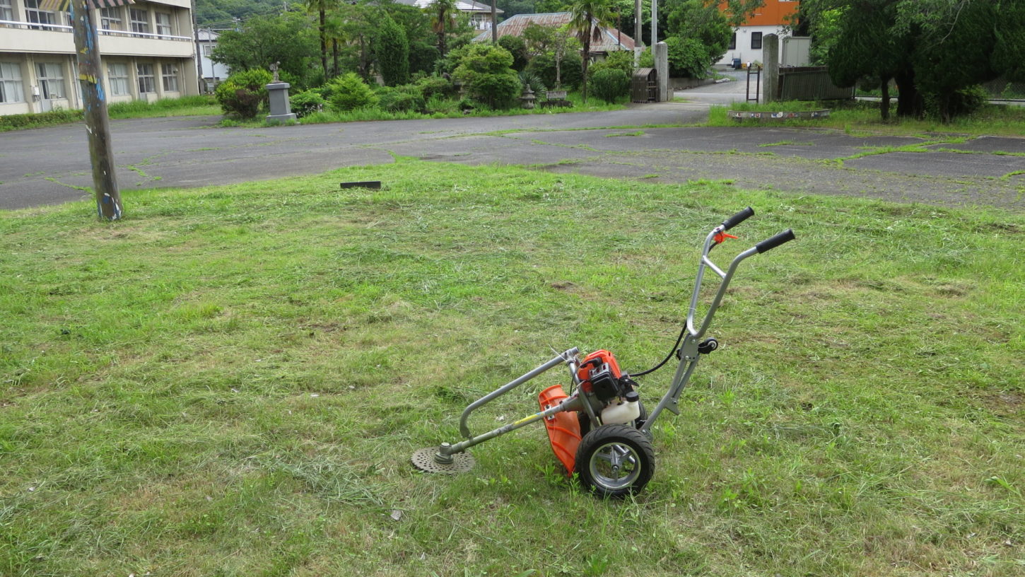 いろいろ撮影できる学校スタジオ・草刈り機・草刈り整備・撮影環境・庭の維持管理
