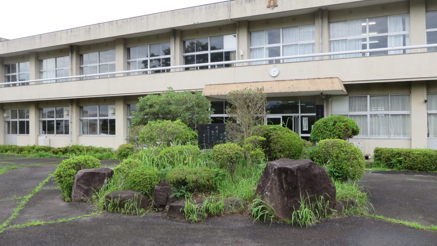 いろいろ撮影できる学校スタジオの正面入り口前の植え込み・雑草駆除