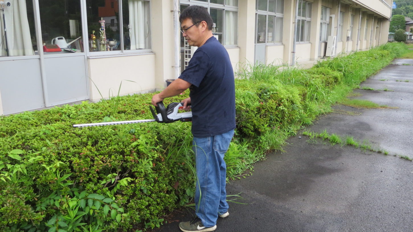 へッチトリマー・草刈り・いろいろ撮影できちゃう学校スタジオ・庭・整備・草刈り道具・アトリエミカミ・ハウススタジオ・撮影場所管理運営