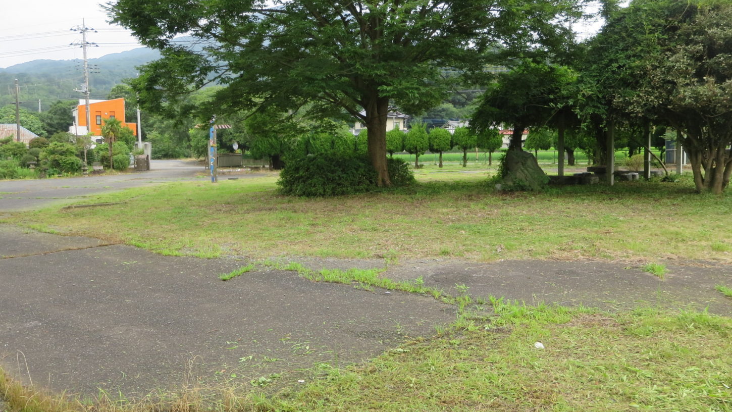 いろいろ撮影できる学校スタジオ・飼育小屋付近の草刈完了